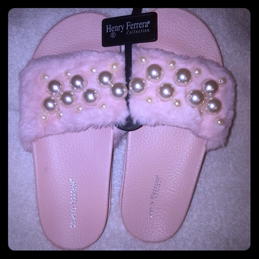 PEARL SLIDE PINK SLIPPERS!!